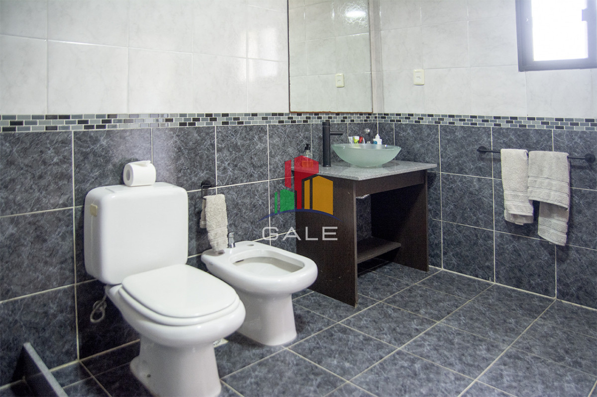 Casa ID.4559 - Excelente chalet de 5 dormitorios en venta a pasos de Playa Mansa Punta del Este