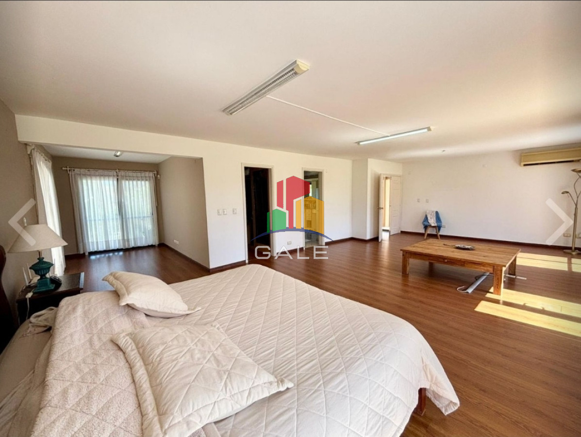 Casa ID.4737 - Vende casa de 4 dormitorios en Golf, Punta del Este con piscina