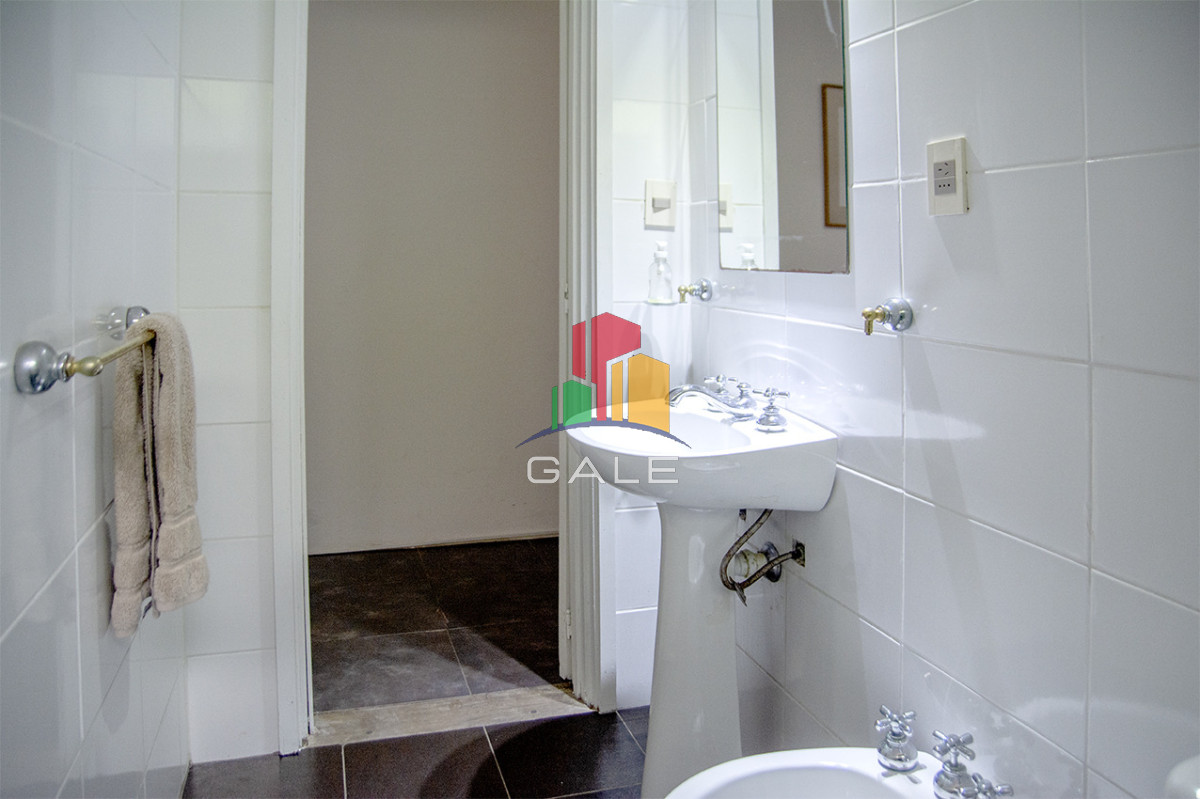 Casa ID.4559 - Excelente chalet de 5 dormitorios en venta a pasos de Playa Mansa Punta del Este