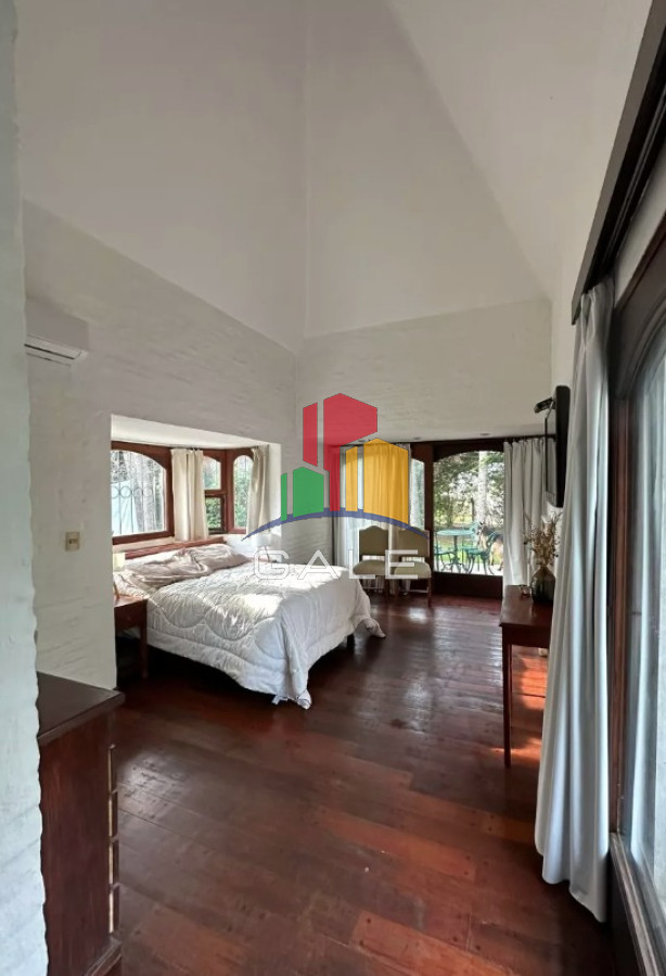 Casa ID.3961 - Vende espectacular casa en Lugano de 3 dormitorios, con piscina y parrillero.
