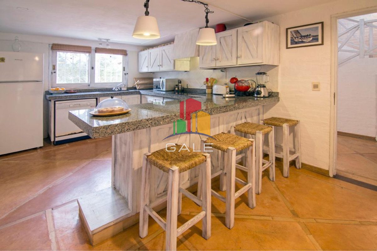Casa ID.3967 - Vende casa de 4 dormitorios en Pinares, Punta del Este