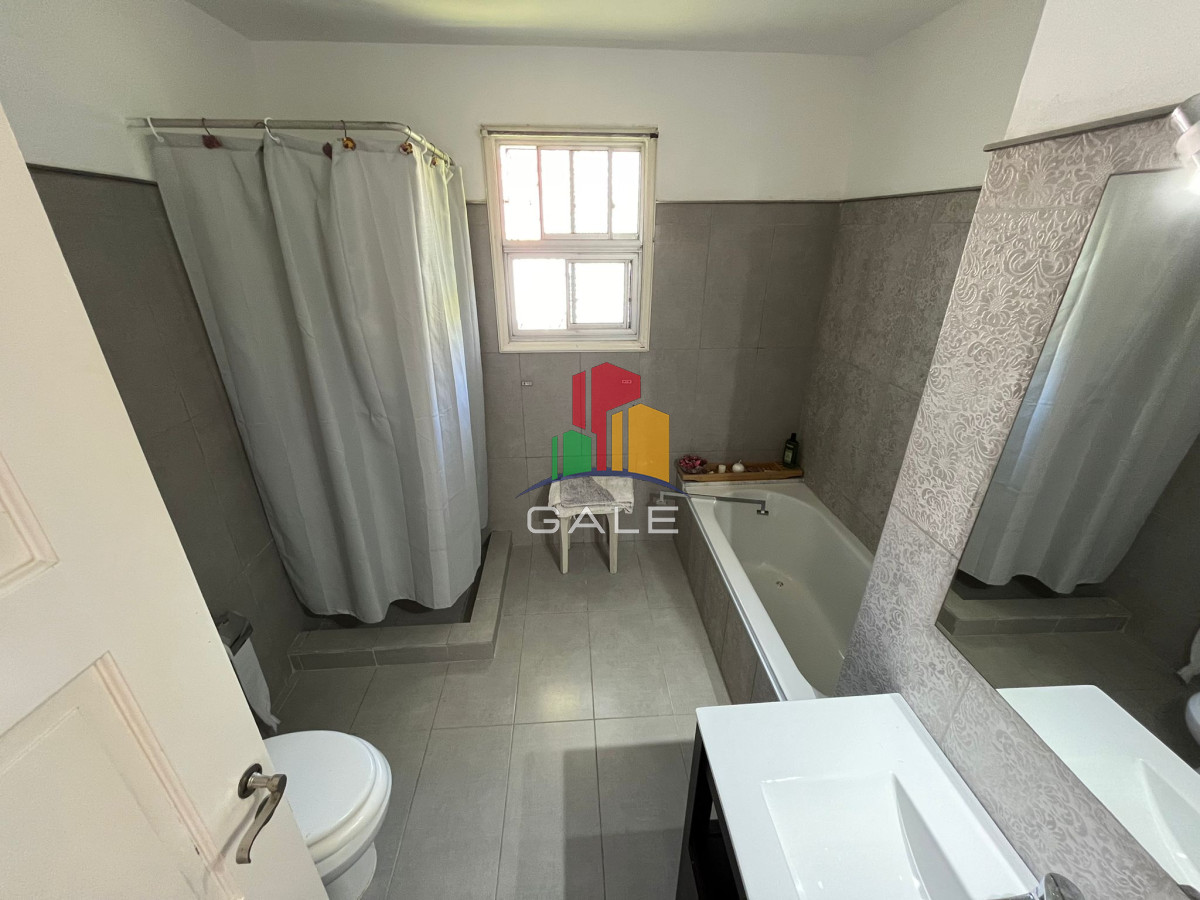 Casa ID.3968 - Casa en venta de 4 dormitorios, con barbacoa y piscina en Mansa a 1 cuadra del mar.