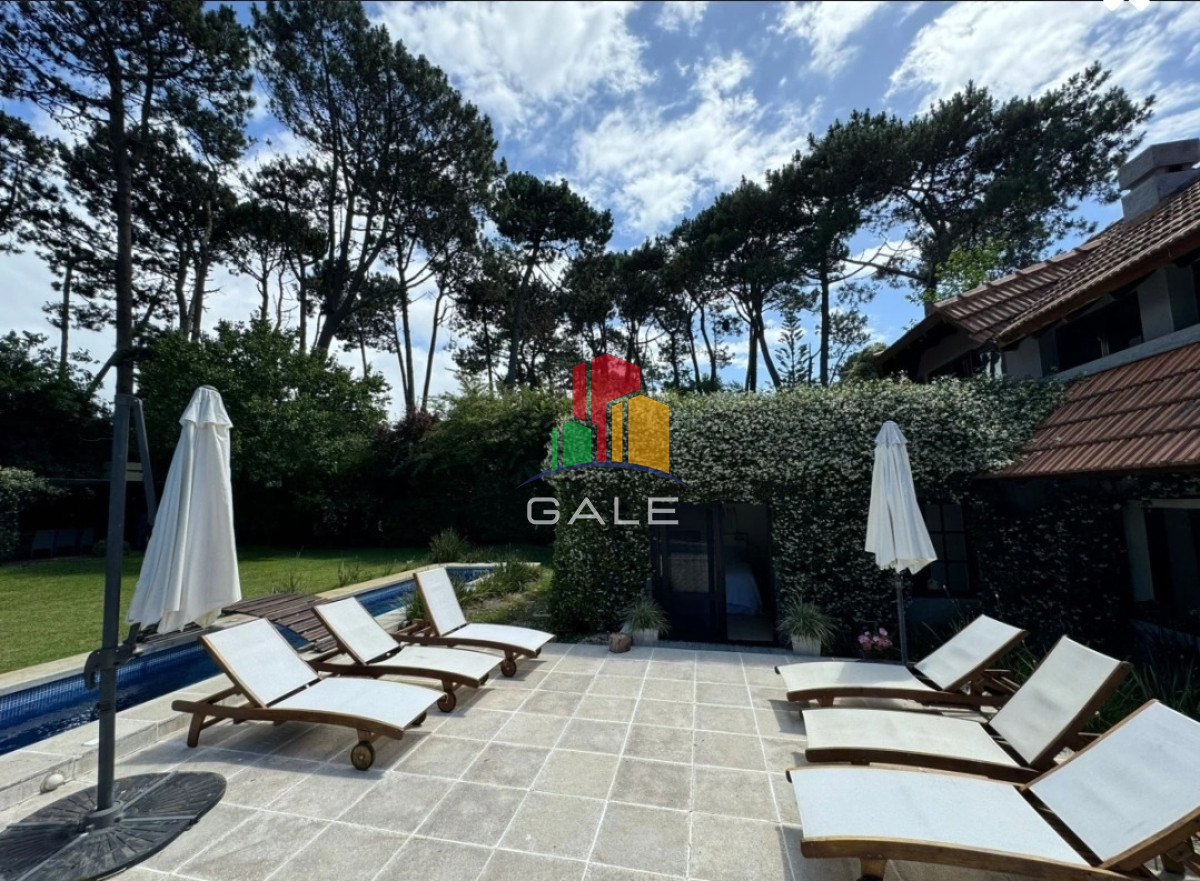 Casa ID.4734 - En venta casa de 5 dormitorios, con piscina, parrillero y jardin en Lugano,Punta del Este