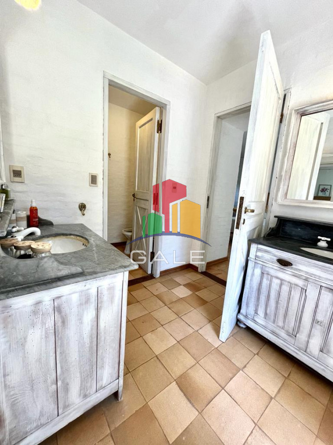 Casa ID.3967 - Vende casa de 4 dormitorios en Pinares, Punta del Este