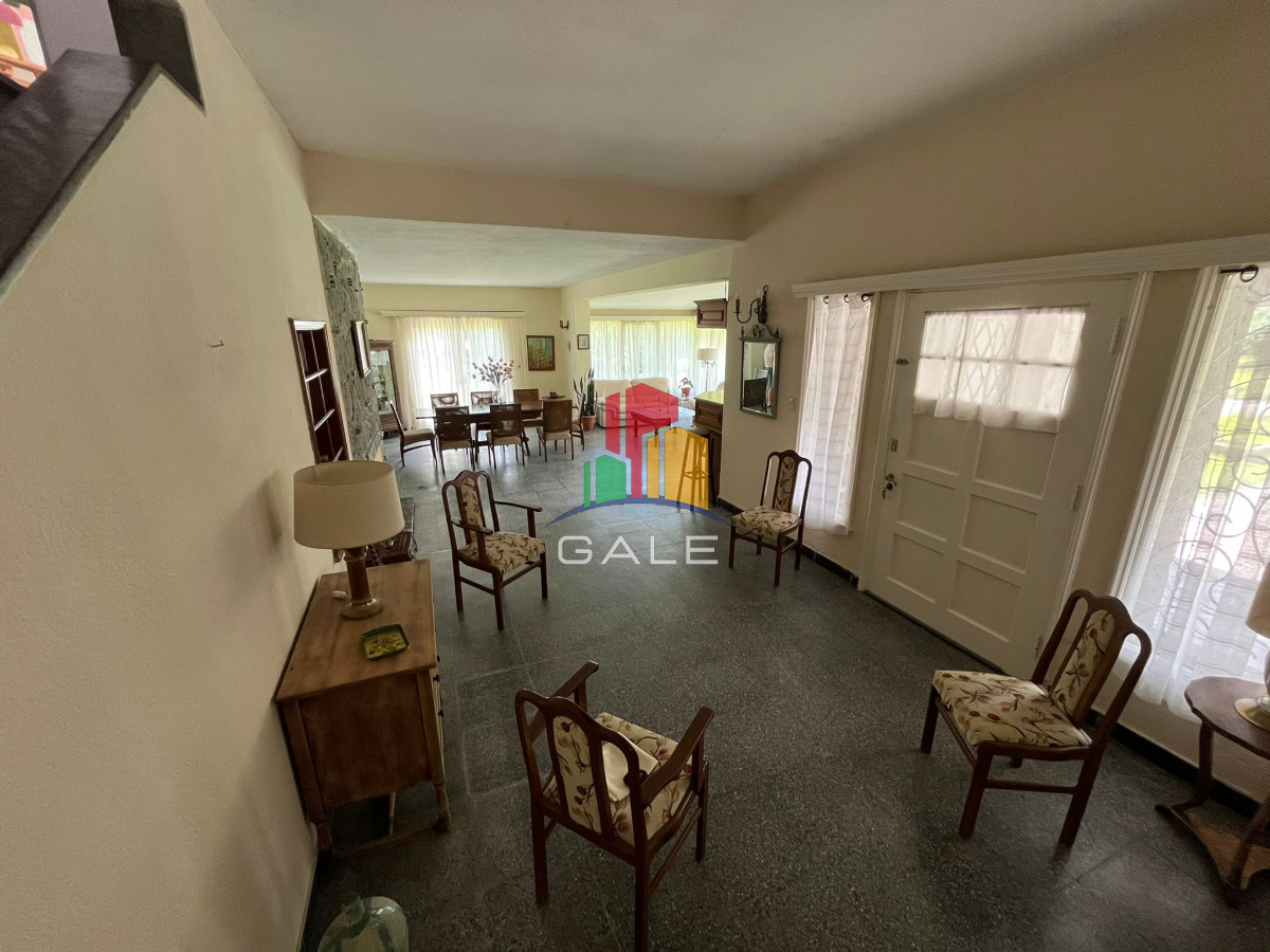 Casa ID.3968 - Casa en venta de 4 dormitorios, con barbacoa y piscina en Mansa a 1 cuadra del mar.