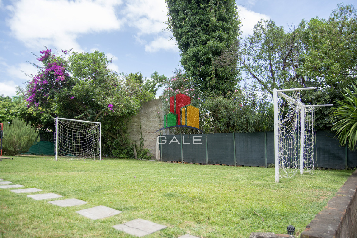 Casa ID.4559 - Excelente chalet de 5 dormitorios en venta a pasos de Playa Mansa Punta del Este