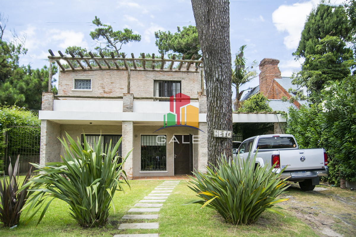 Casa ID.4559 - Excelente chalet de 5 dormitorios en venta a pasos de Playa Mansa Punta del Este