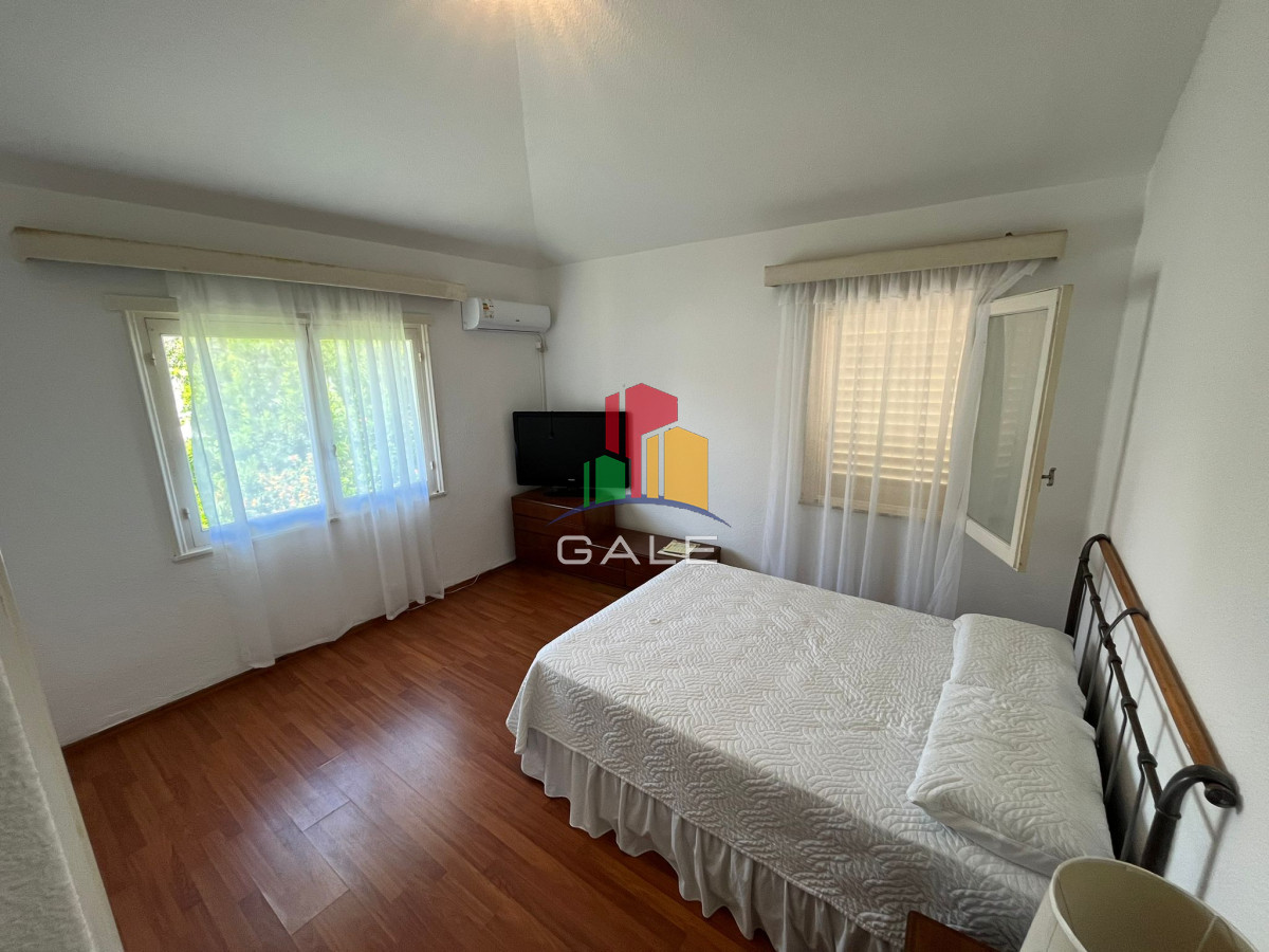 Casa ID.3968 - Casa en venta de 4 dormitorios, con barbacoa y piscina en Mansa a 1 cuadra del mar.