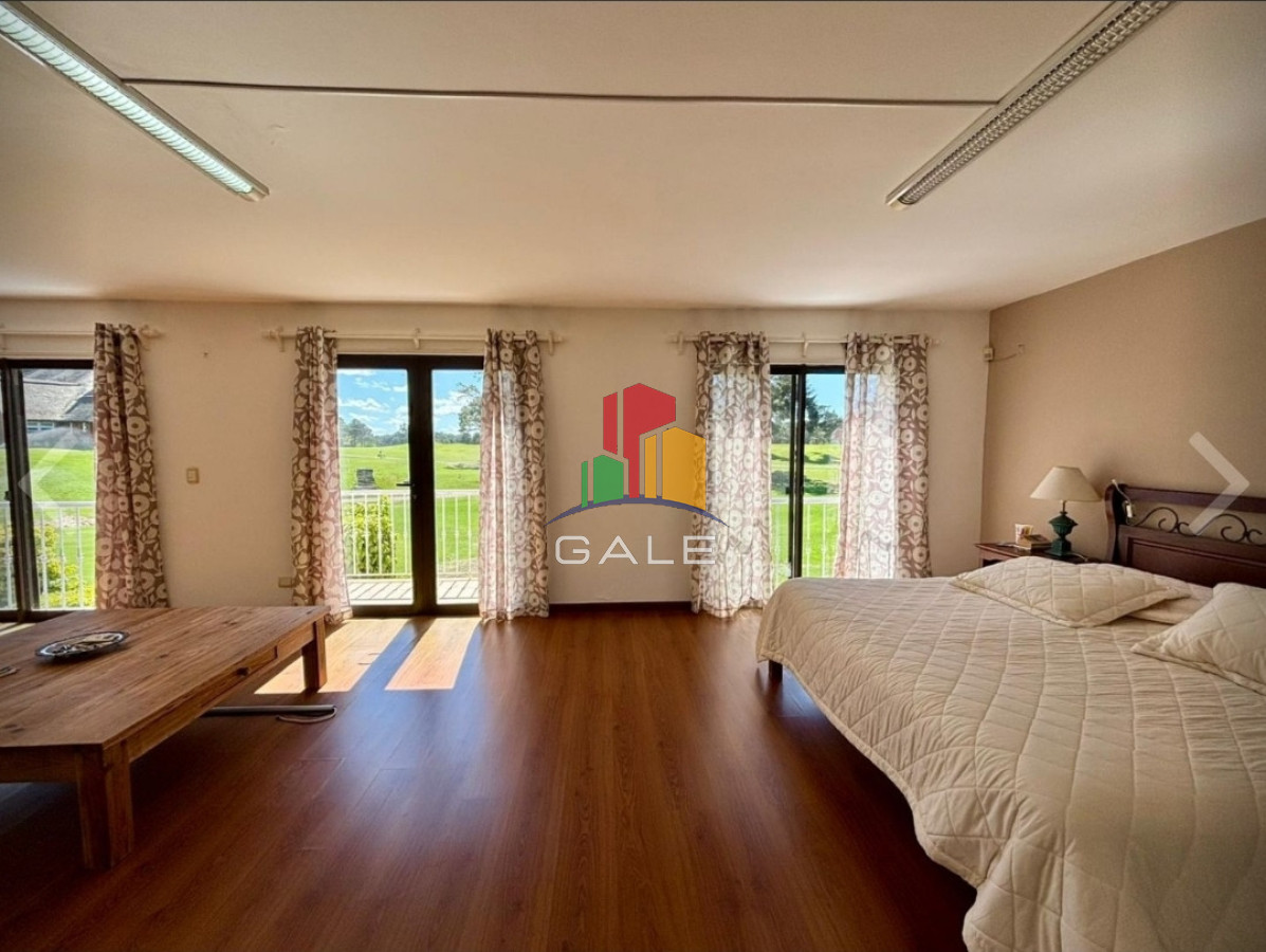 Casa ID.4737 - Vende casa de 4 dormitorios en Golf, Punta del Este con piscina