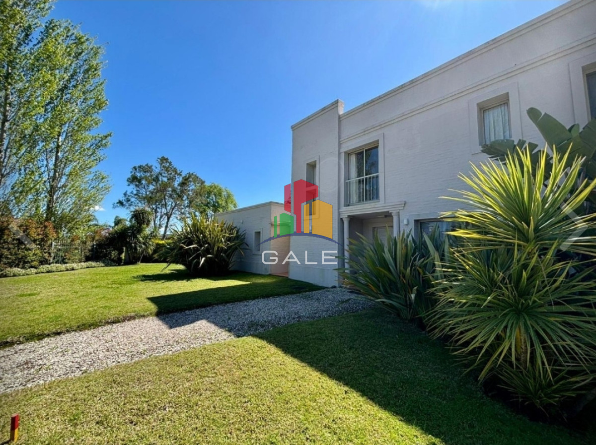 Casa ID.4737 - Vende casa de 4 dormitorios en Golf, Punta del Este con piscina