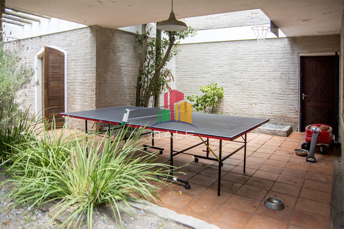 Casa ID.4559 - Excelente chalet de 5 dormitorios en venta a pasos de Playa Mansa Punta del Este