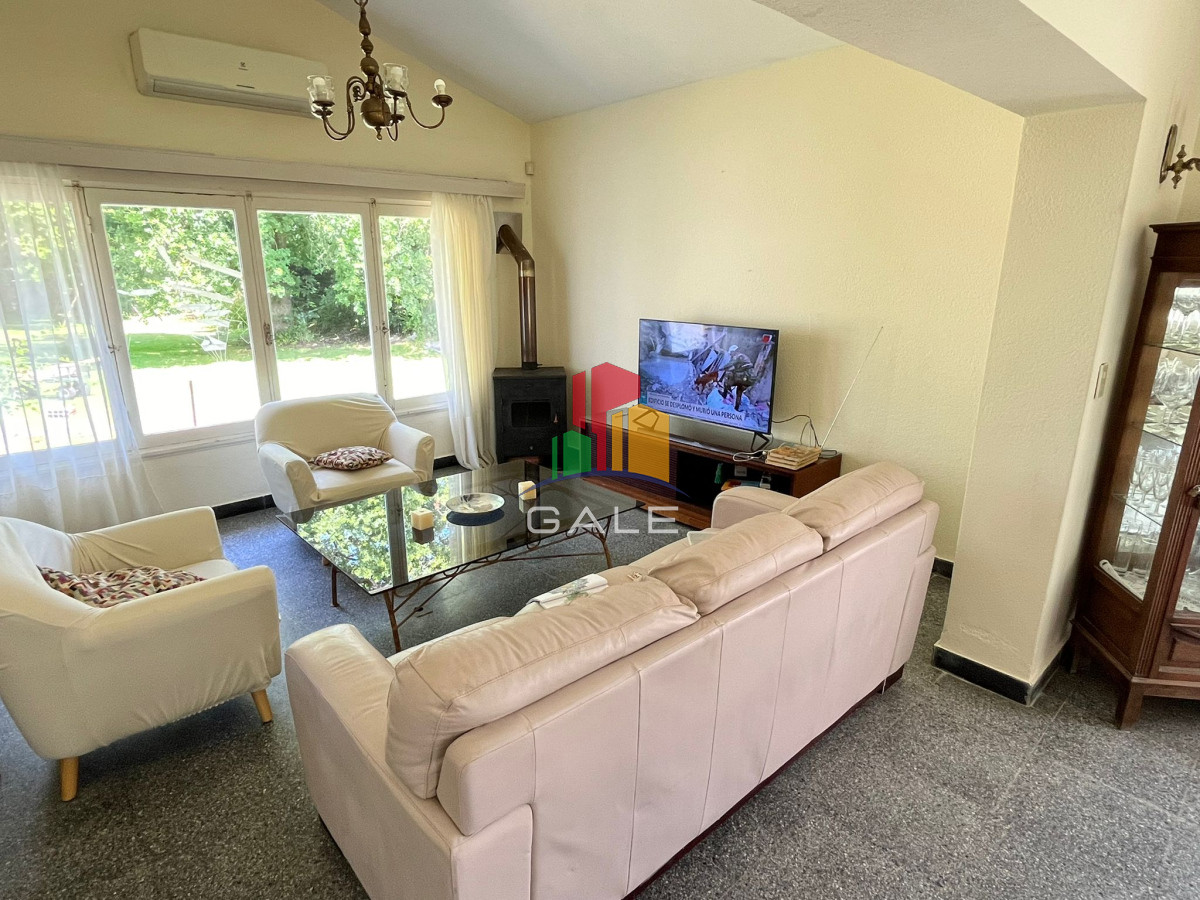Casa ID.3968 - Casa en venta de 4 dormitorios, con barbacoa y piscina en Mansa a 1 cuadra del mar.