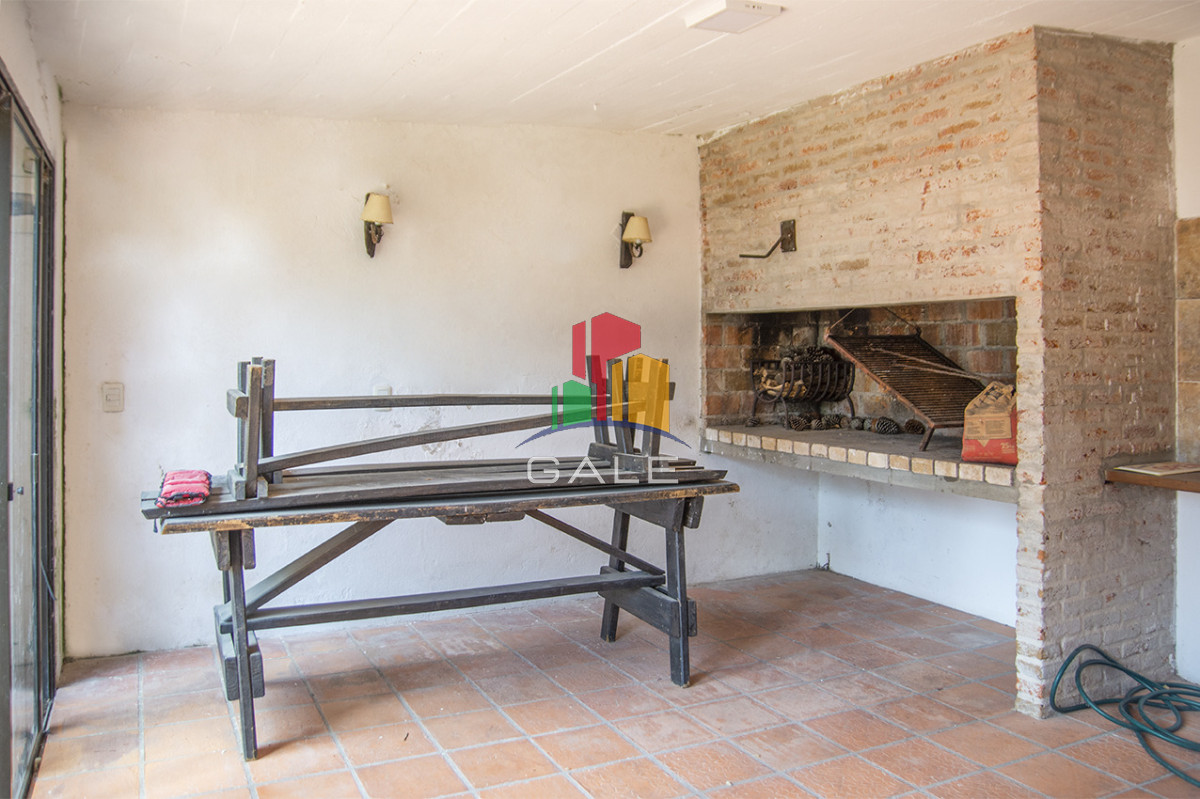 Casa ID.4559 - Excelente chalet de 5 dormitorios en venta a pasos de Playa Mansa Punta del Este