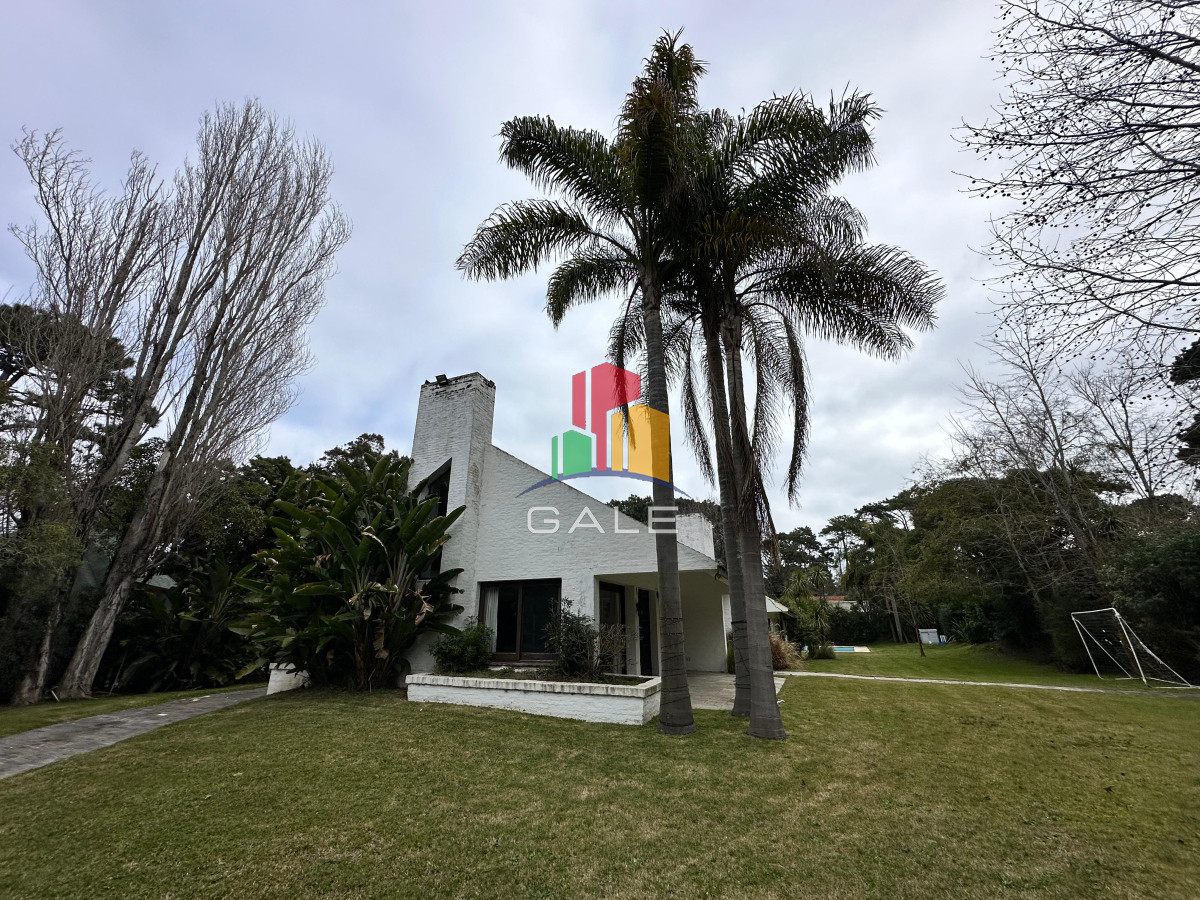 Casa ID.4735 - En venta casa en Barrio Golf, Punta del Este de 6 dormitorios.