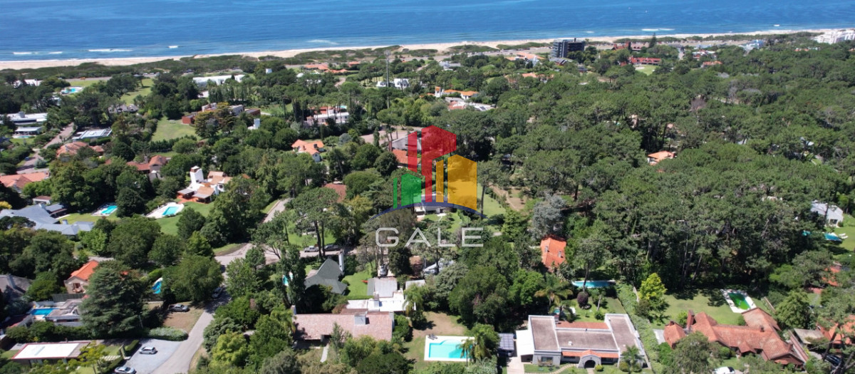 Casa ID.4735 - En venta casa en Barrio Golf, Punta del Este de 6 dormitorios.