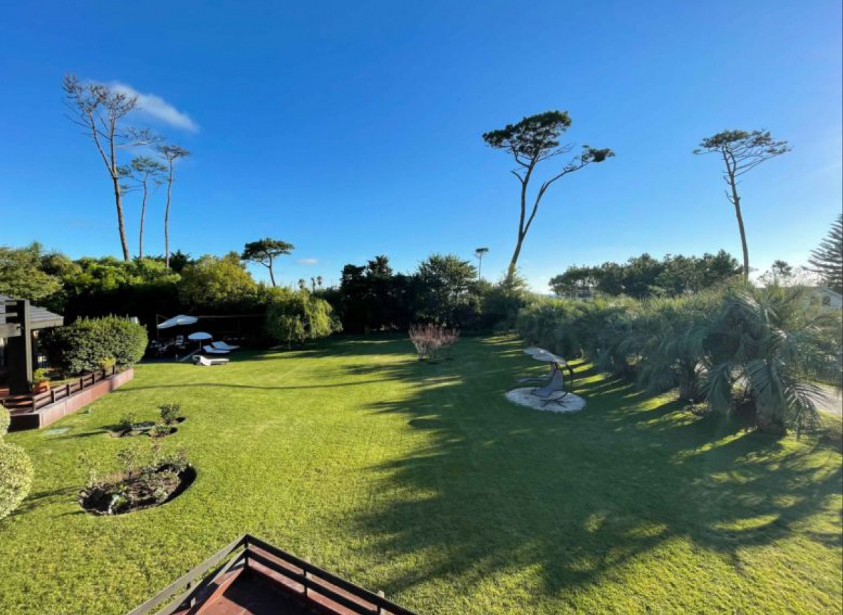 Espectacular mansion a solo metros de mar en venta, 8 dormitorios. Punta del Este