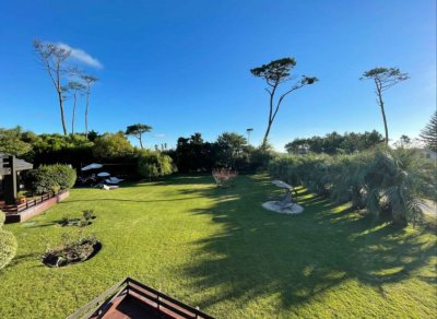 Espectacular mansion a solo metros de mar en venta, 8 dormitorios. Punta del Este