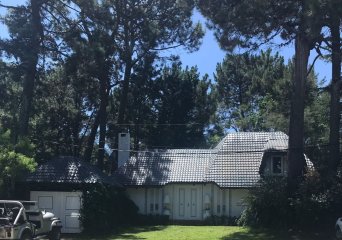 Chalet de 4 dormitorios, piscina y parrillero en alquiler. Zona tranquila. Punta del Este.