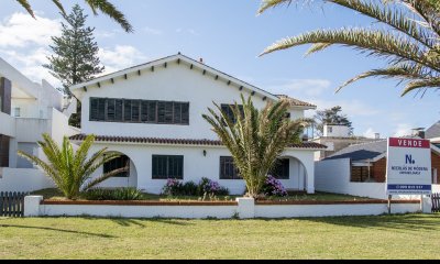 Importante residencia frente al mar en venta.