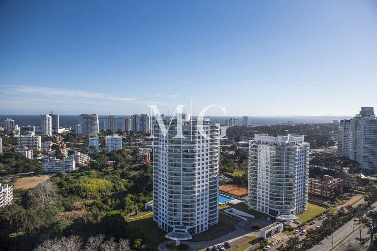 Apartamento ID.1501 - Vende departamento de 3 suites en Punta del Este.