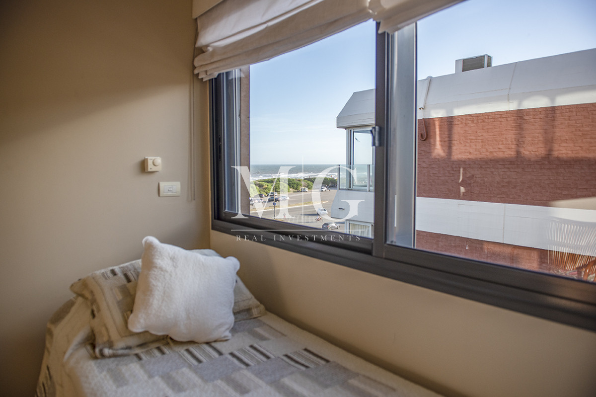 Apartamento ID.1500 - Apartamento Penthouse, frente al mar, playa brava, 3 dormitorios con hermosa vista