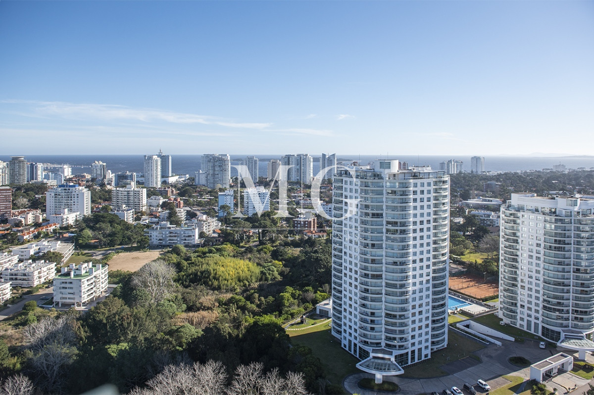 Apartamento ID.1501 - Vende departamento de 3 suites en Punta del Este.