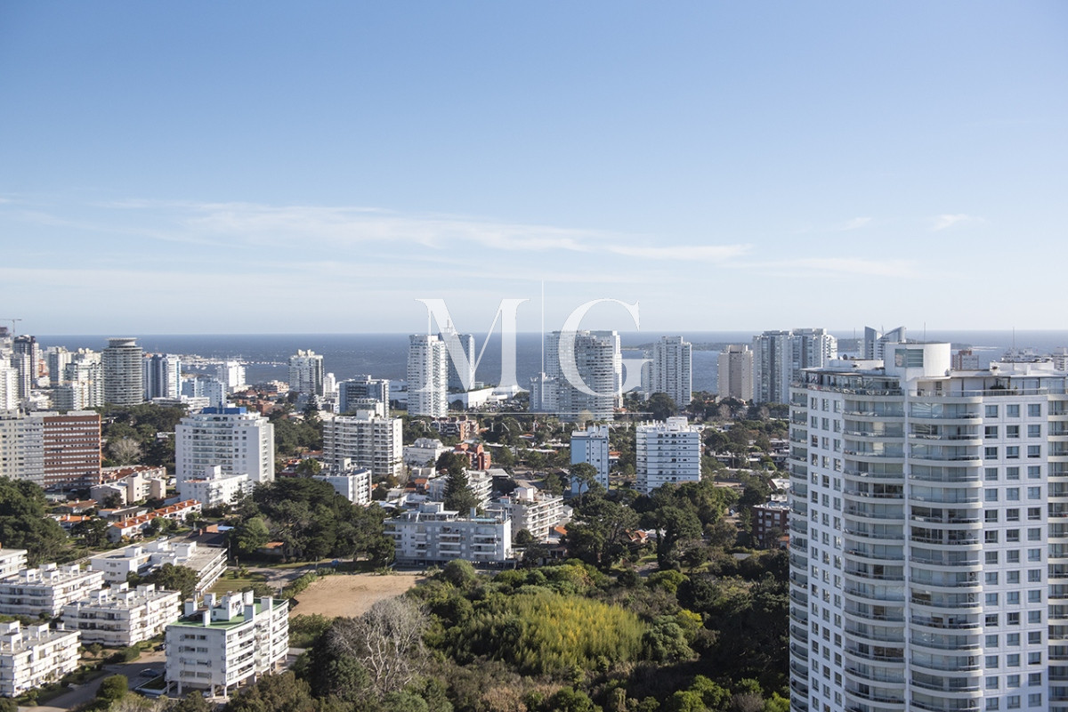 Apartamento ID.1501 - Vende departamento de 3 suites en Punta del Este.