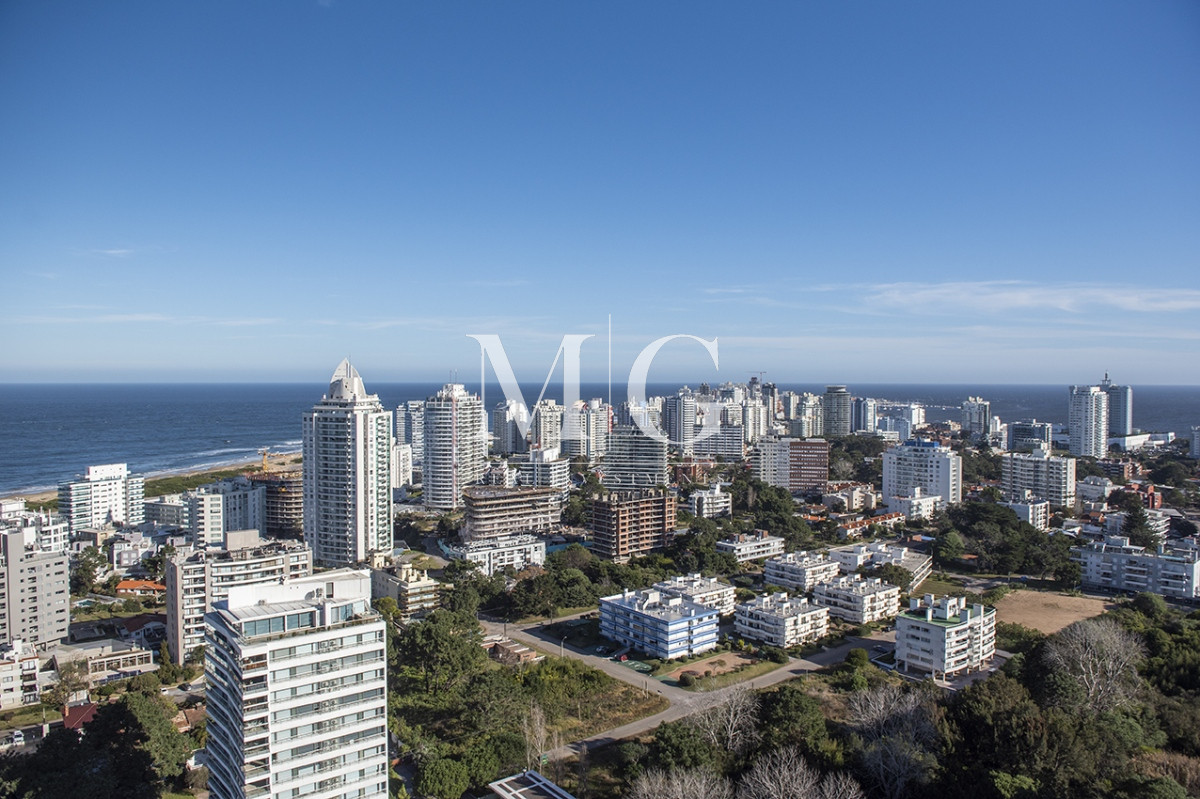 Apartamento ID.1501 - Vende departamento de 3 suites en Punta del Este.