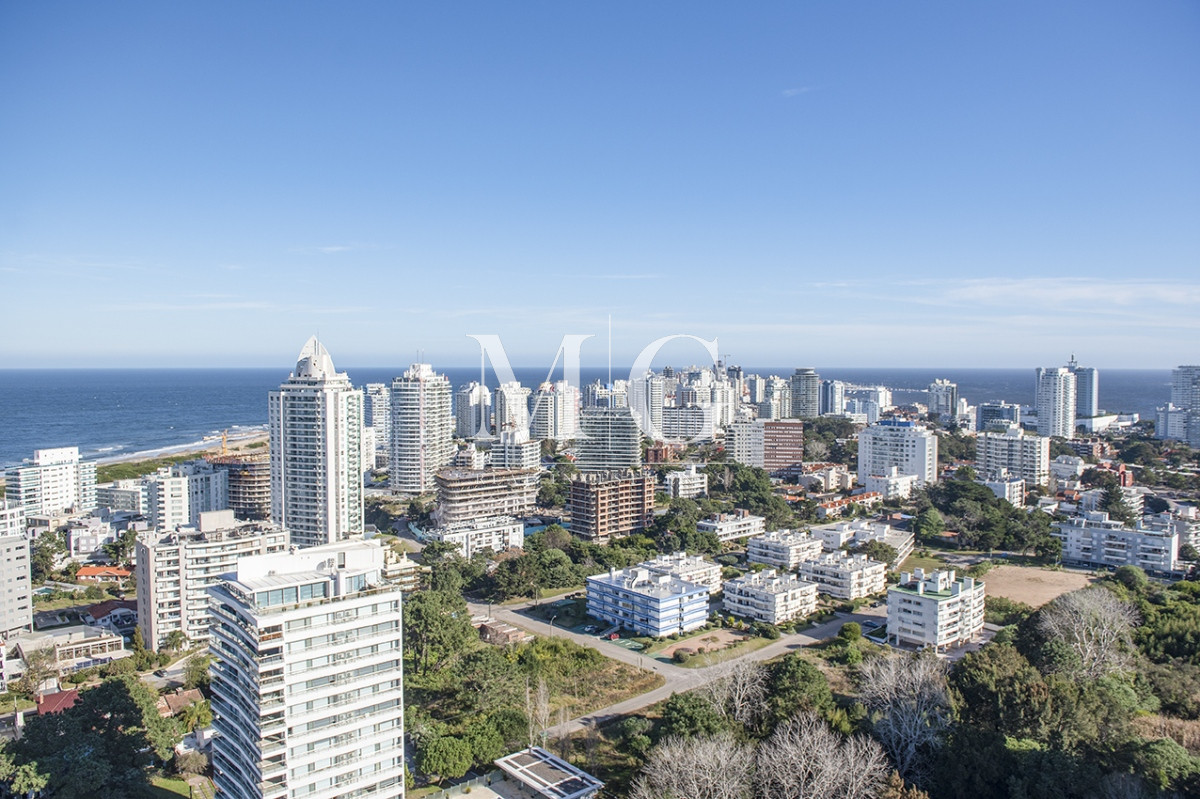 Apartamento ID.1501 - Vende departamento de 3 suites en Punta del Este.