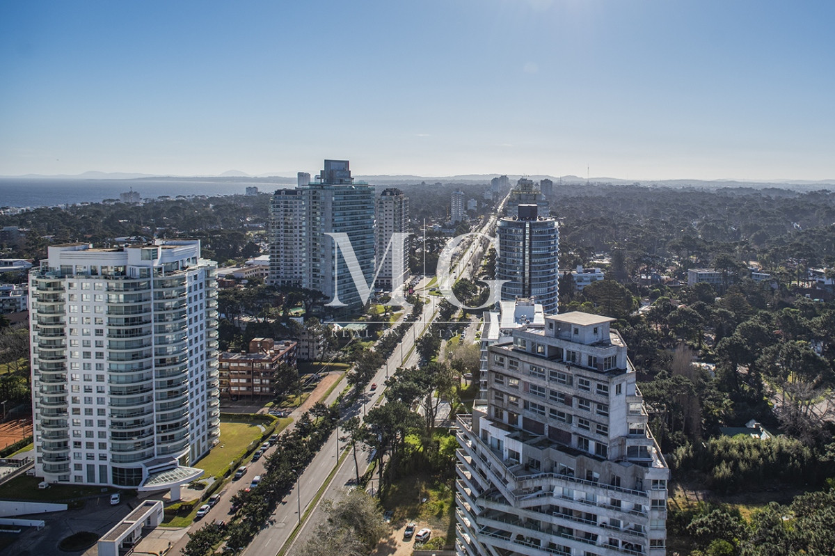 Apartamento ID.1501 - Vende departamento de 3 suites en Punta del Este.