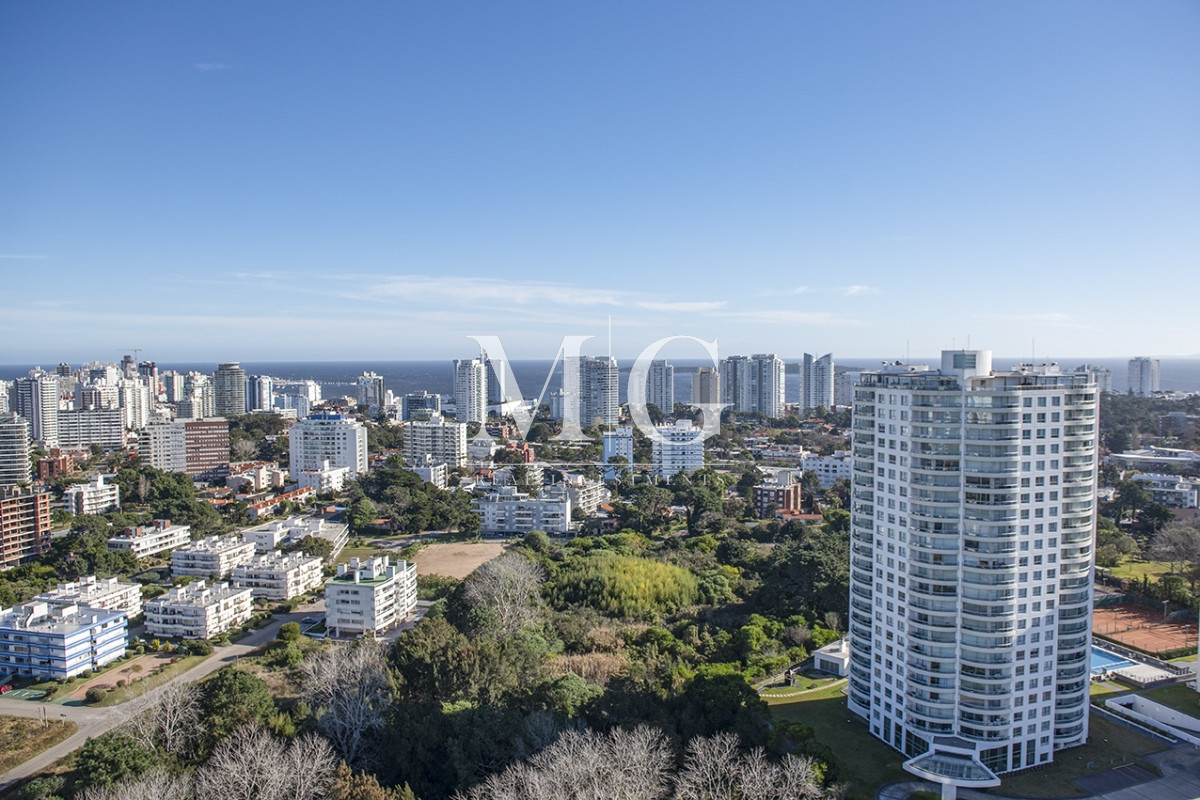 Apartamento ID.1501 - Vende departamento de 3 suites en Punta del Este.