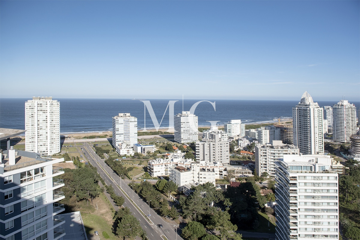 Apartamento ID.1501 - Vende departamento de 3 suites en Punta del Este.