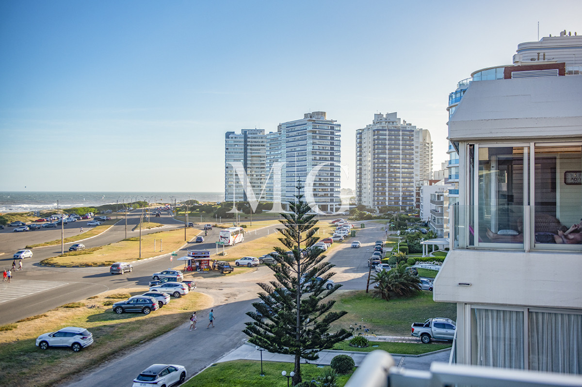 Apartamento ID.1500 - Apartamento Penthouse, frente al mar, playa brava, 3 dormitorios con hermosa vista