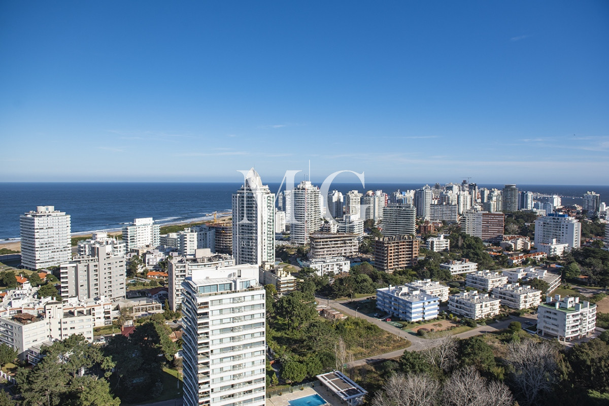 Apartamento ID.1501 - Vende departamento de 3 suites en Punta del Este.