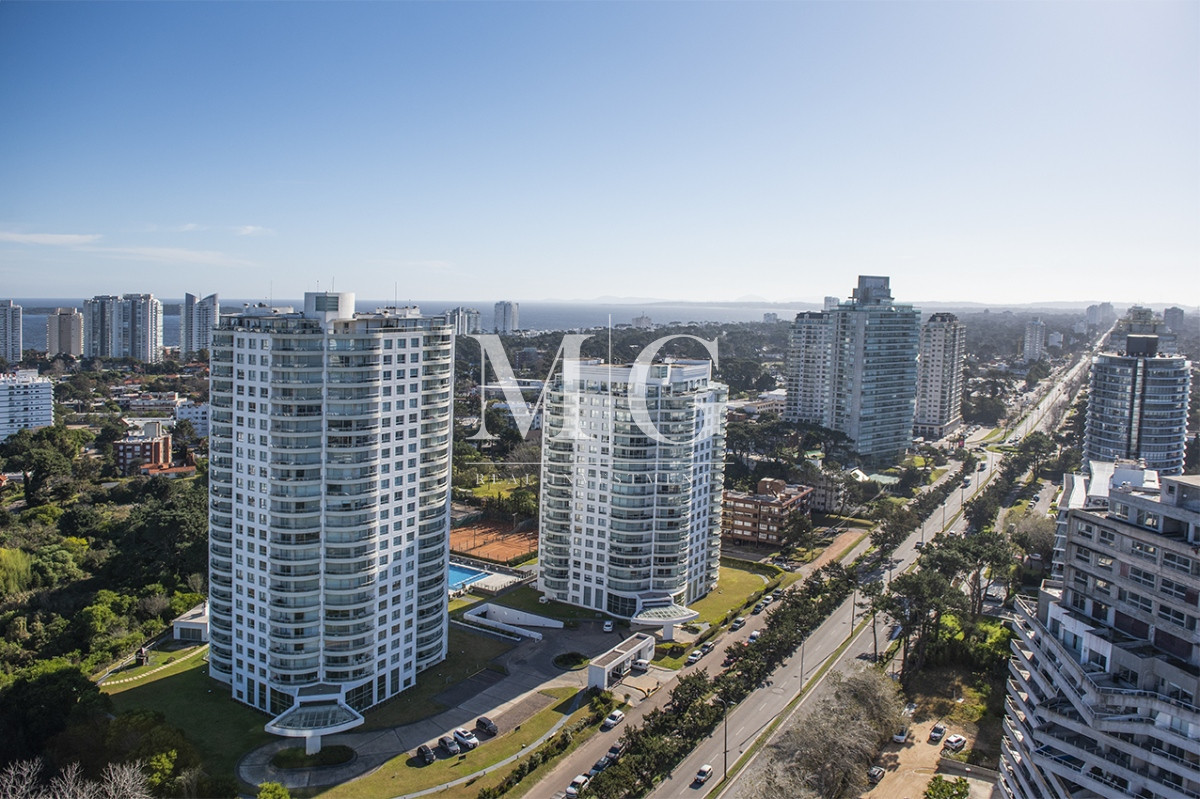 Apartamento ID.1501 - Vende departamento de 3 suites en Punta del Este.