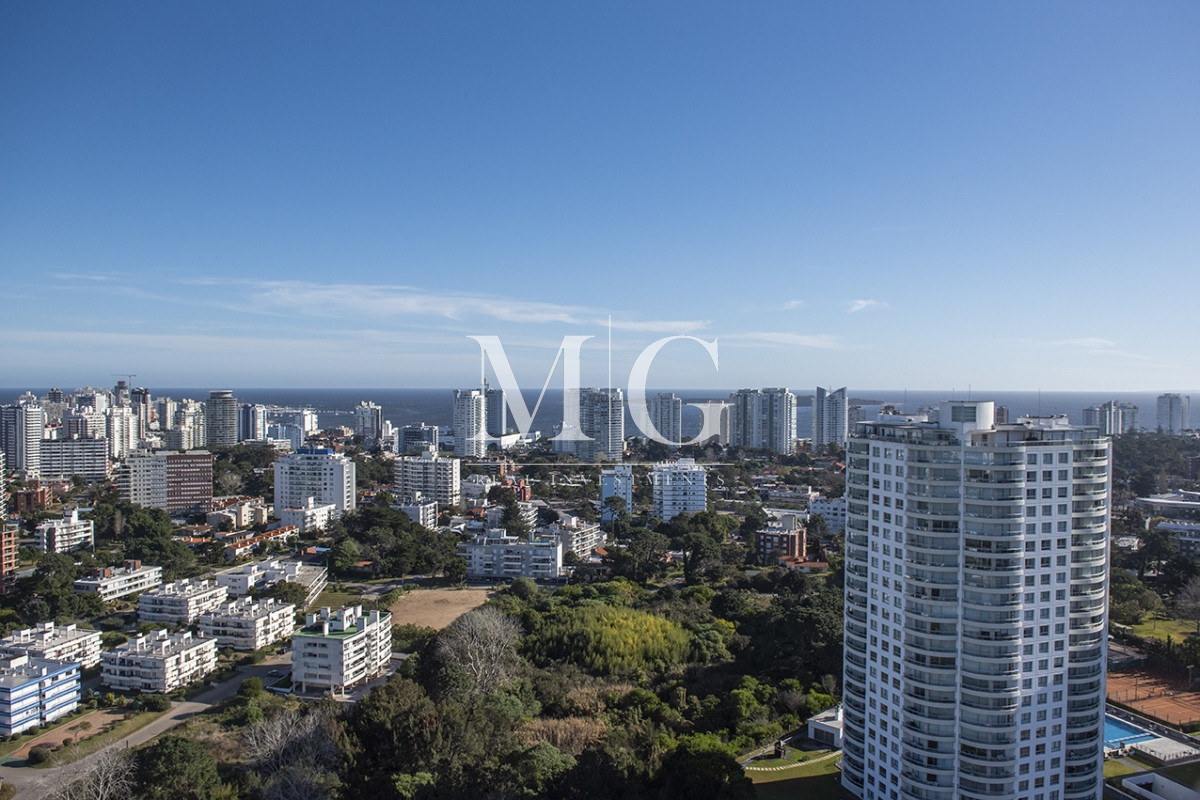 Apartamento ID.1501 - Vende departamento de 3 suites en Punta del Este.