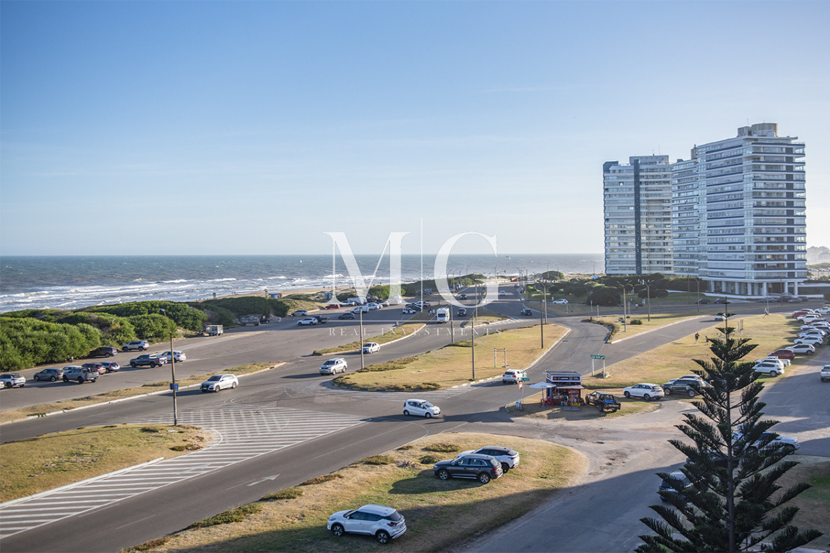 Apartamento ID.1500 - Apartamento Penthouse, frente al mar, playa brava, 3 dormitorios con hermosa vista