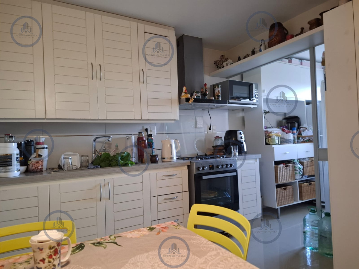 Apartamento ID.2770 - Alquiler Anual en Punta del Este 3 dormitorios y servicio sobre Roosevelt