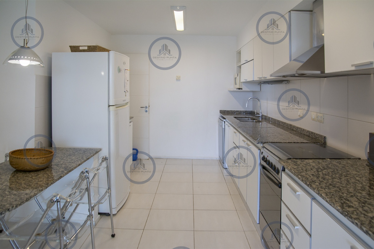 Apartamento ID.3316 - Apartamento de 3 dormitorios + dependencia , en brava , Punta del Este 