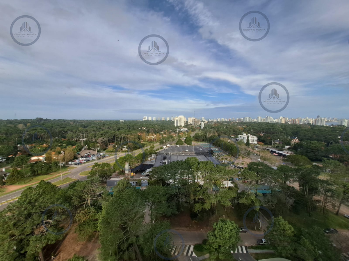 Apartamento ID.2770 - Alquiler Anual en Punta del Este 3 dormitorios y servicio sobre Roosevelt