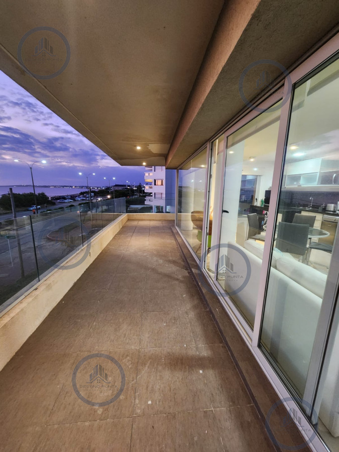 Apartamento ID.1964 - Moderno Apartamento de 2 Dormitorios con Vista al Mar sobre Playa Mansa, Punta del Este