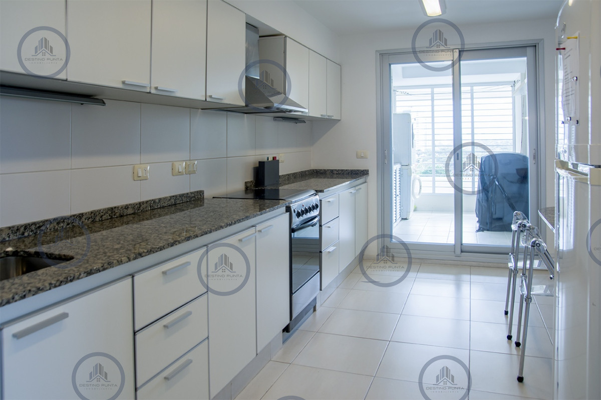 Apartamento ID.3316 - Apartamento de 3 dormitorios + dependencia , en brava , Punta del Este 