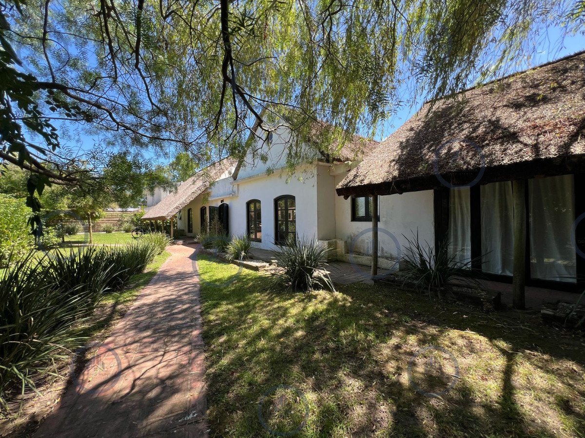 Amplia casa a la venta en Punta del Este de 6 dormitorios en el Tesoro a 200 mts de ruta 10 — fotografía 1