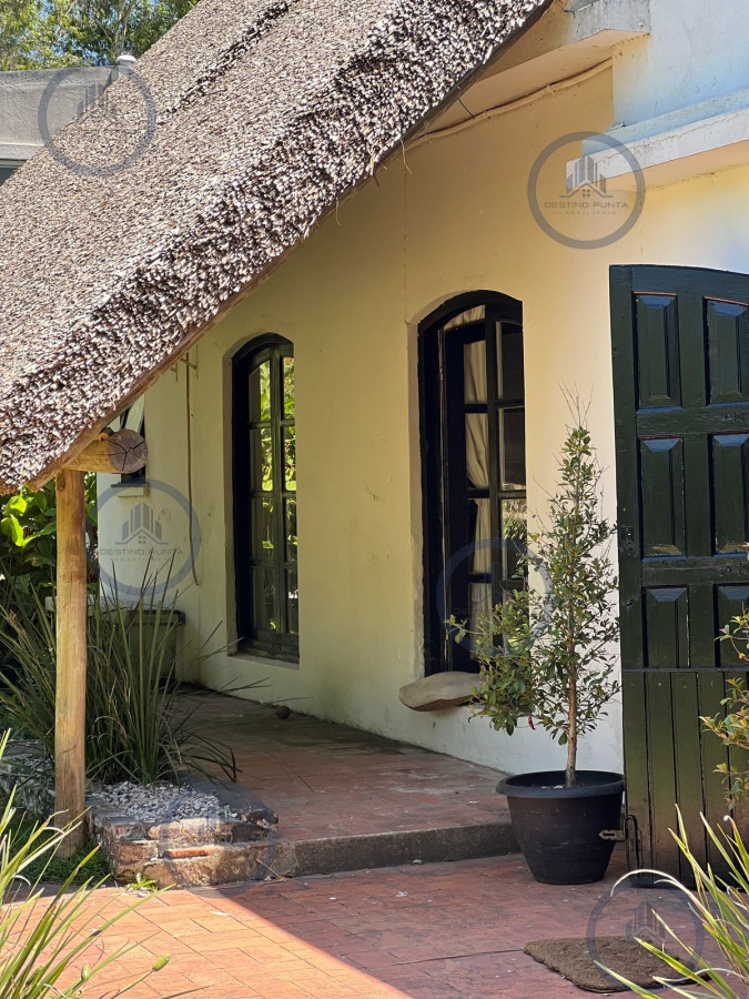 Amplia casa a la venta en Punta del Este de 6 dormitorios en el Tesoro a 200 mts de ruta 10 — fotografía 4