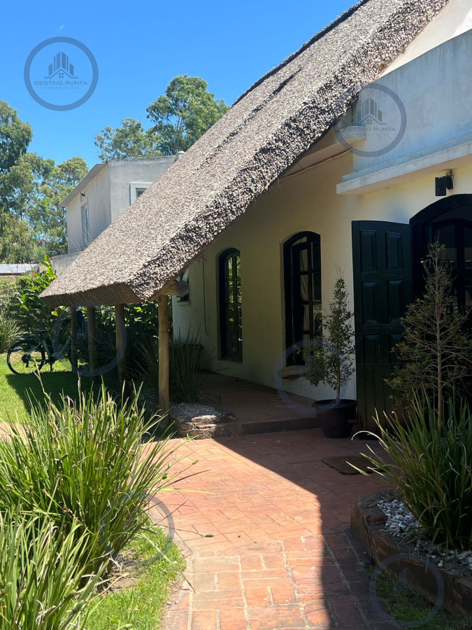 Amplia casa a la venta en Punta del Este de 6 dormitorios en el Tesoro a 200 mts de ruta 10 — fotografía 3