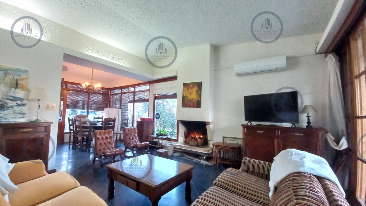 Vende casa de 3 dormitorios (incluye depp), en Parada 4 de Playa Mansa, Punta del Este — fotografía 1
