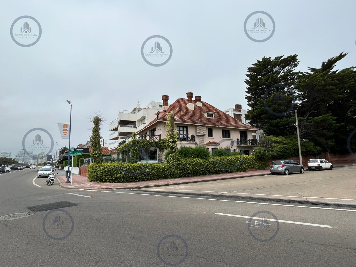 Alquiler Anual Casa Gran Tamaño ubicada Frente a la Rambla de Punta del Este — fotografía 3