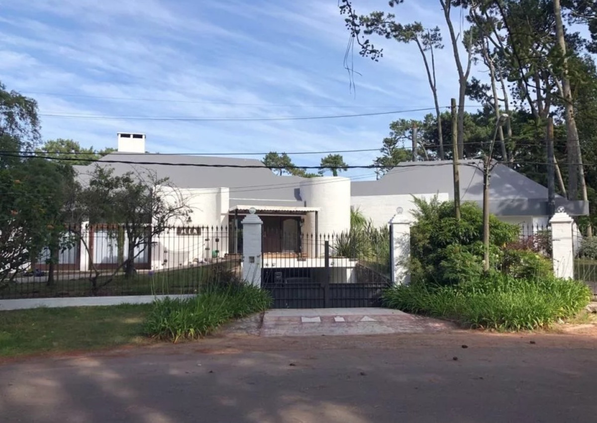 Vende espectacular casa en Lugano de 3 dormitorios, con piscina y parrillero.