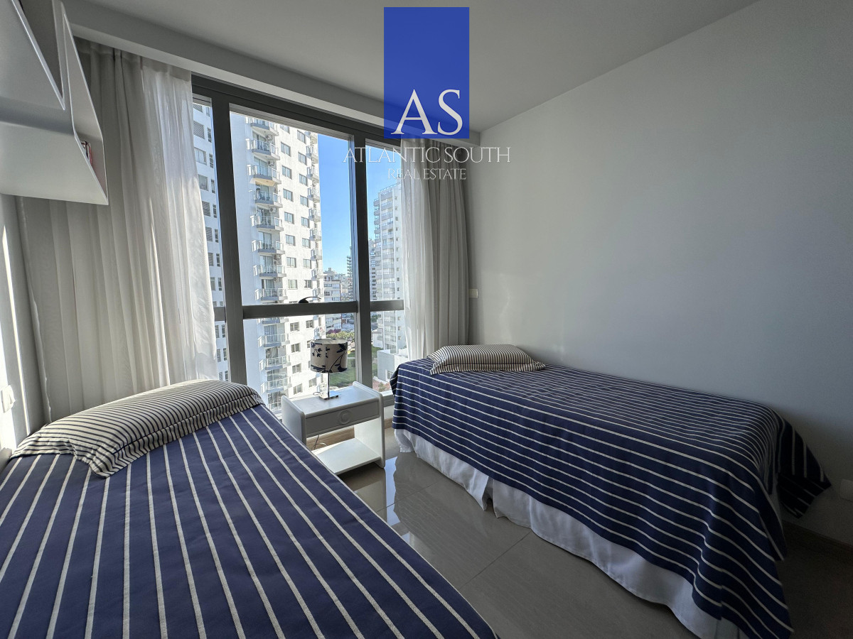 Apartamento ID.4055 - Vende departamento de 2 dormitorios finamente decorado en Torre Onix, Punta del Este