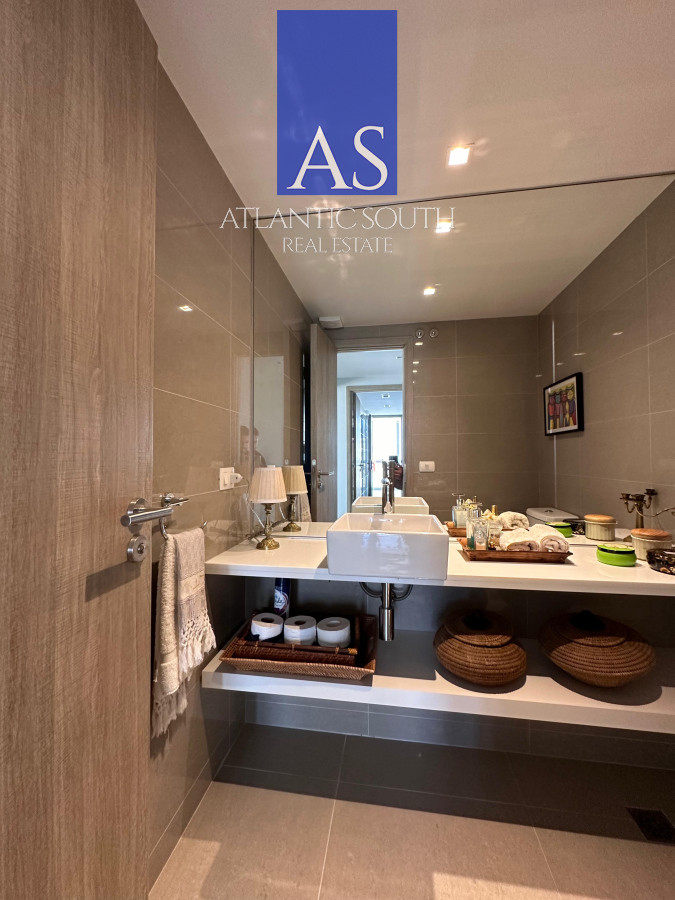 Apartamento ID.4055 - Vende departamento de 2 dormitorios finamente decorado en Torre Onix, Punta del Este
